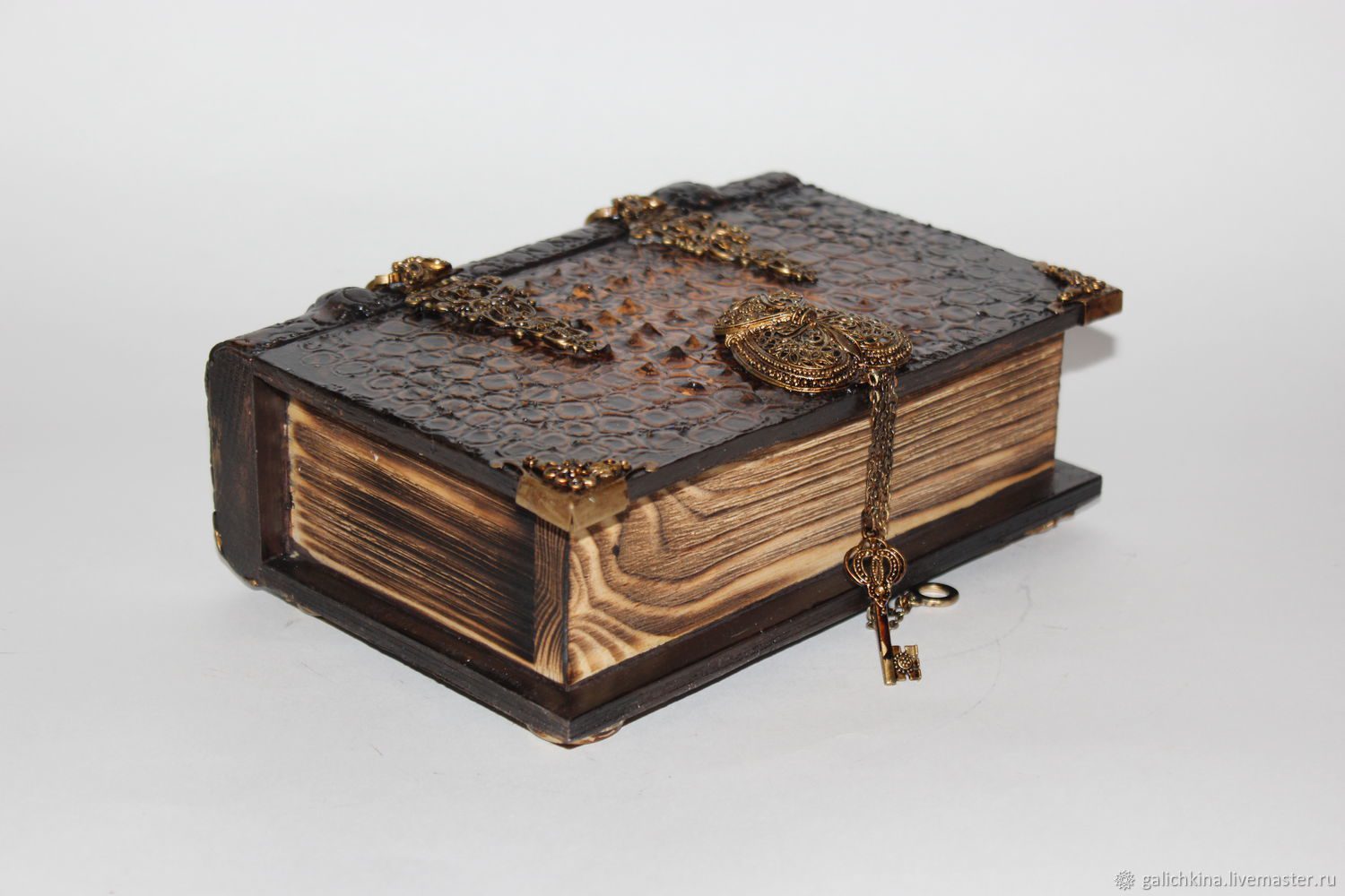 скринька з книги з ланцюжком