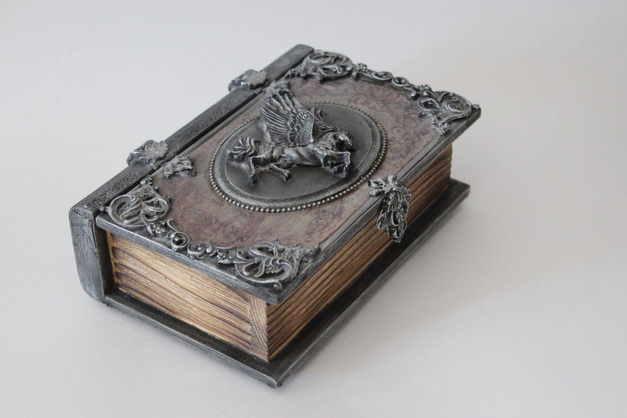 скринька з книги з пегасом