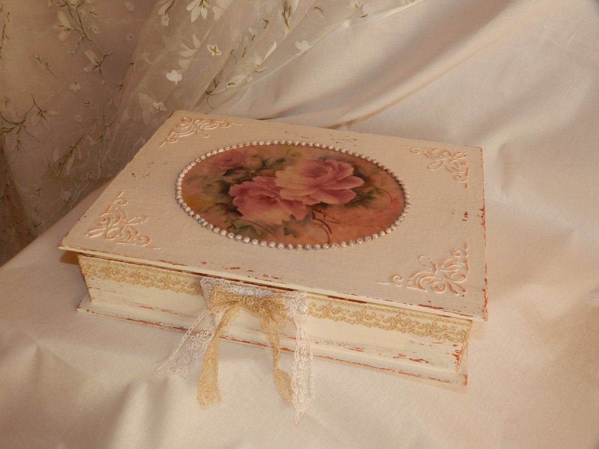 скринька з книги біла з трояндами