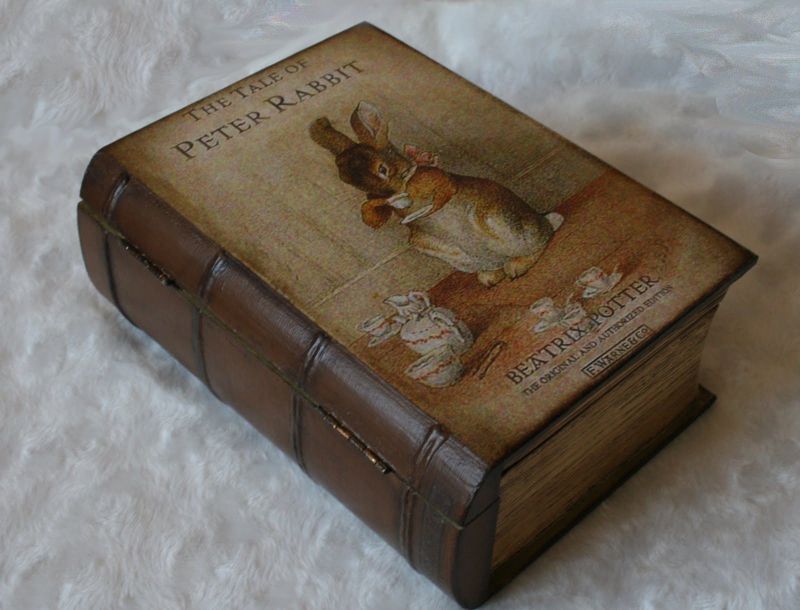 скринька з книги з кроликом