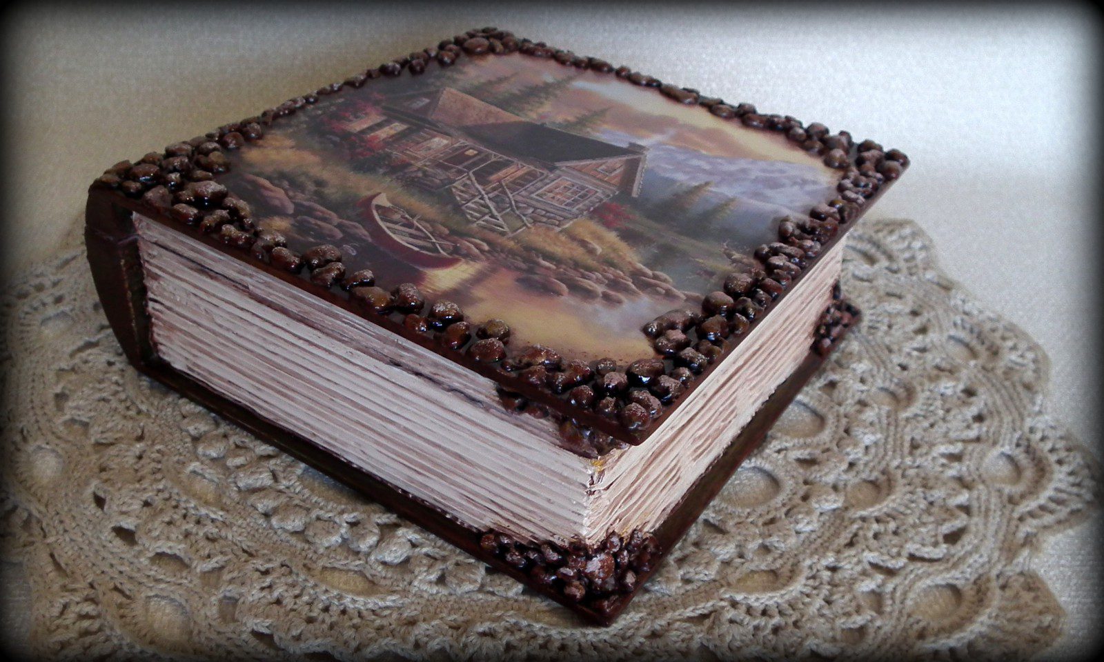 скринька з книги з будиночком