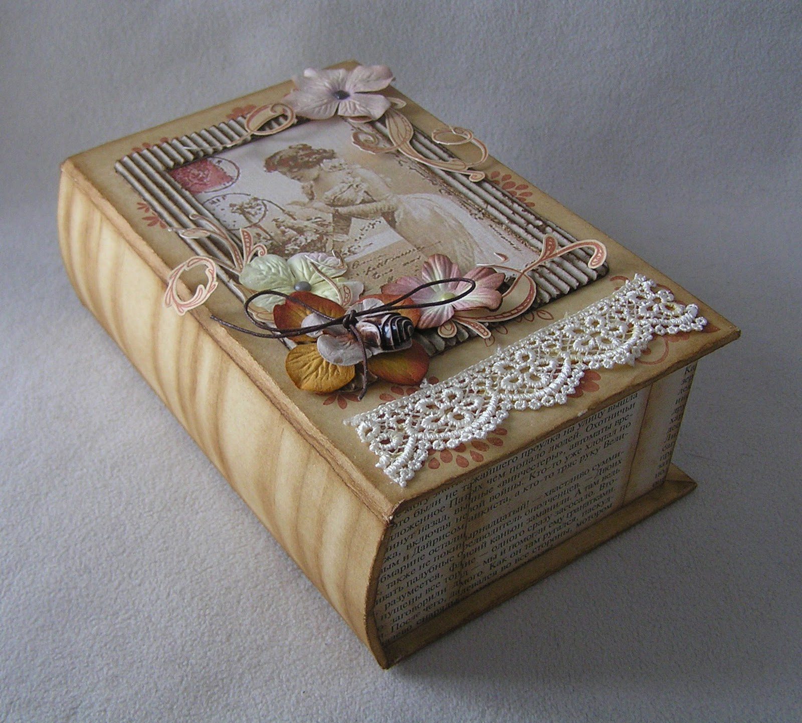 скринька з книги з мереживом