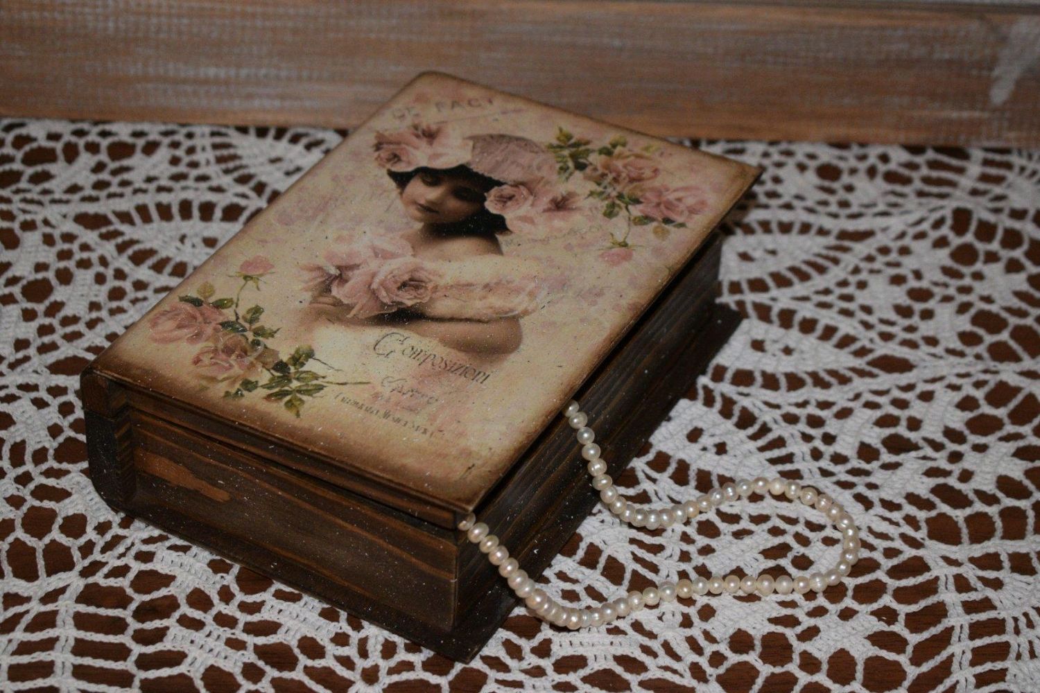 скринька з книги з жінкою