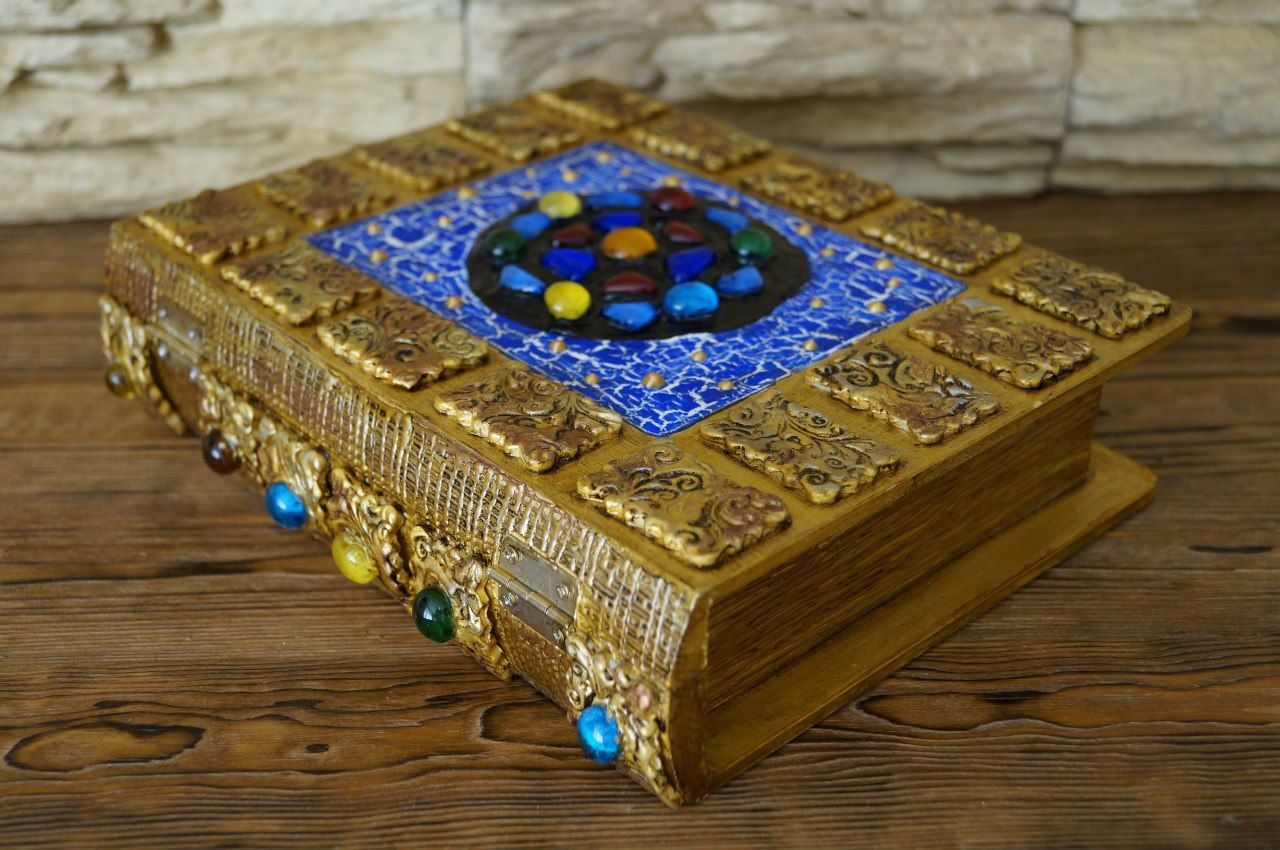скринька з книги з камінням