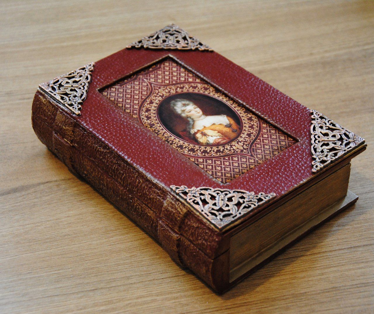 скринька з книги з королевою