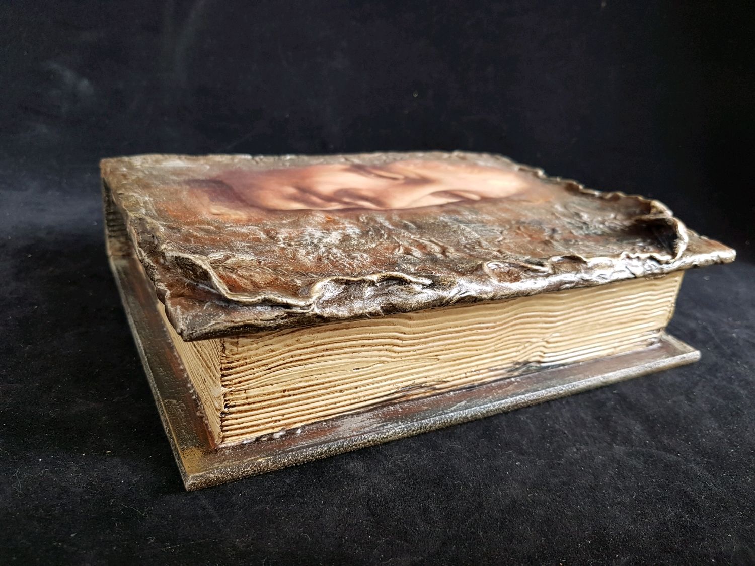 скринька з книги зістарена