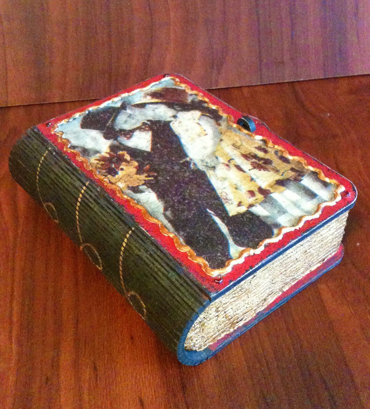 скринька з книги з парою