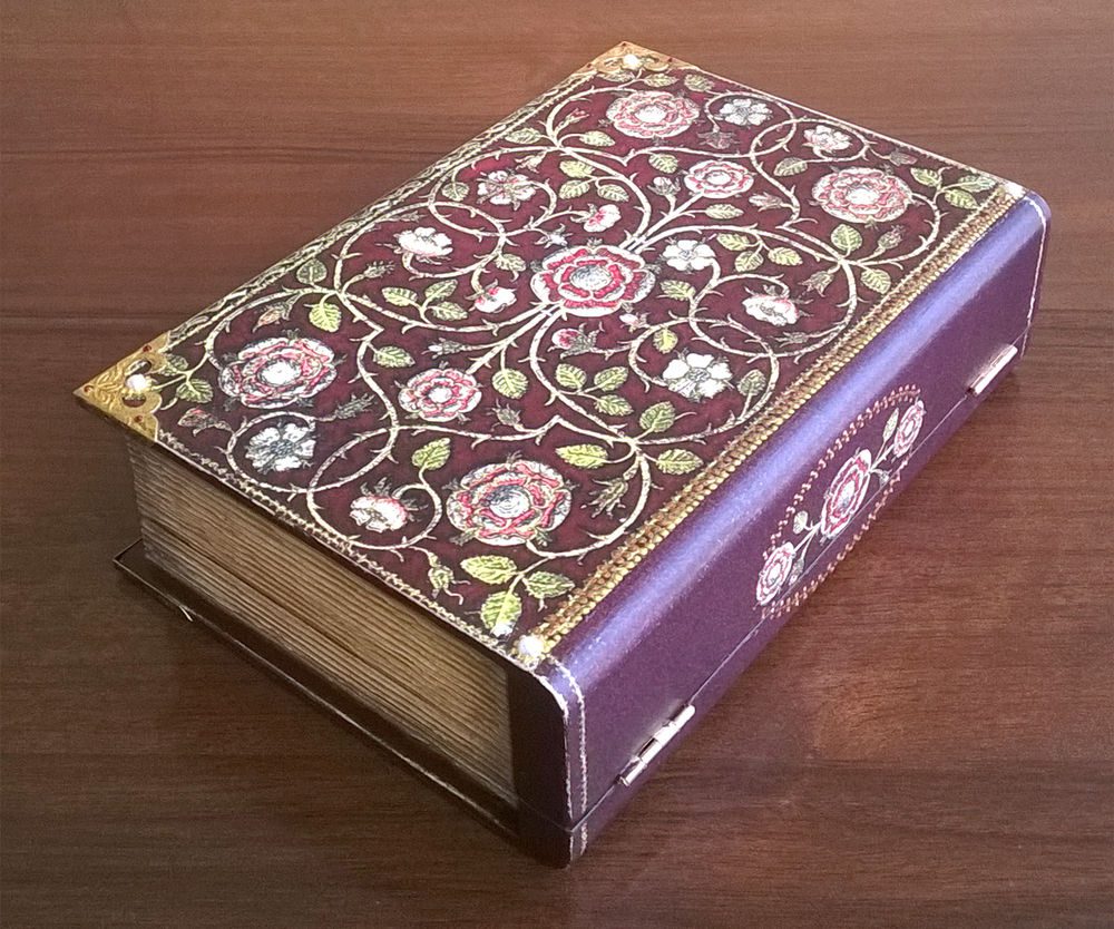 скринька з книги з візерунком