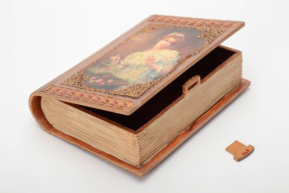 скринька з книги з дівчиною