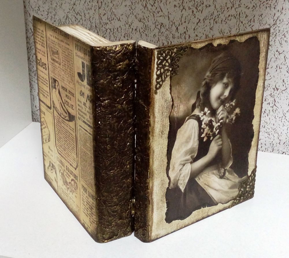 скринька з книги зі старим фото