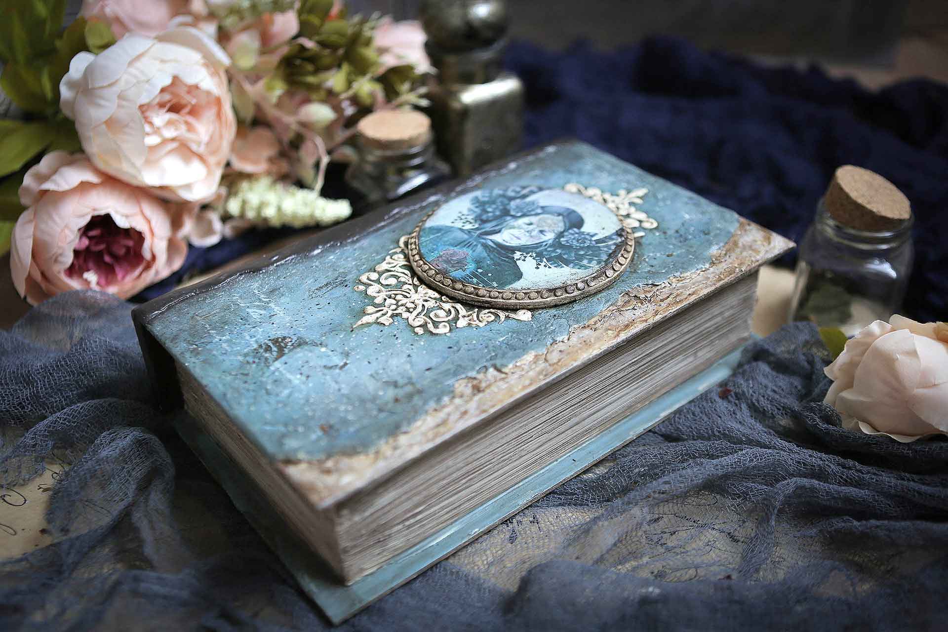 скринька з книги блакитна