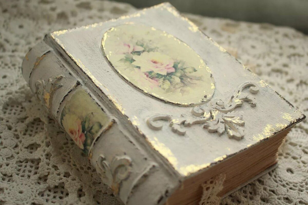 скринька з книги красива