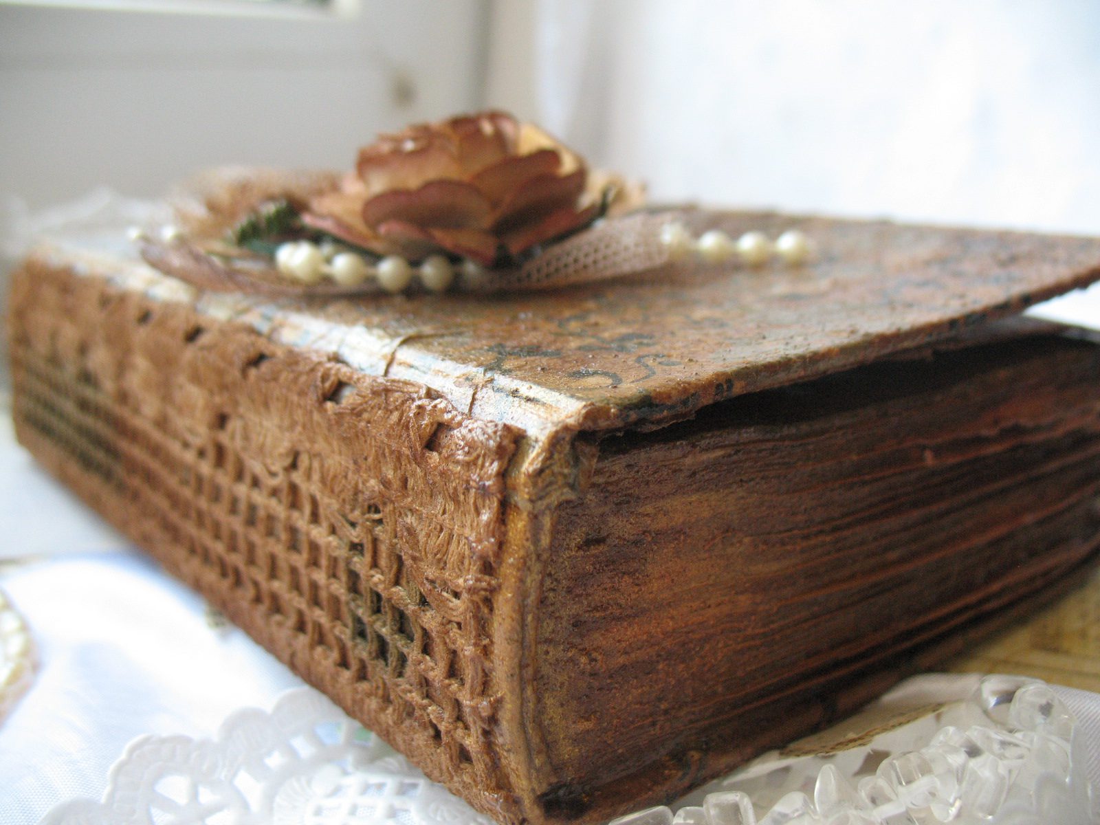 скринька з книги з трояндою і намистом