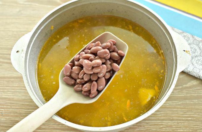 Борщ з куркою та квасолею