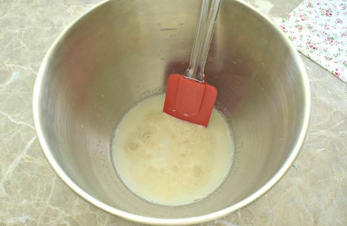 Булочки із дріжджового тіста з сиром