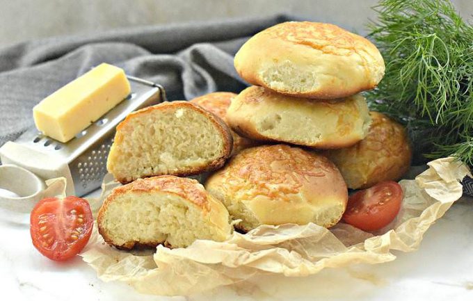 Булочки із дріжджового тіста з сиром