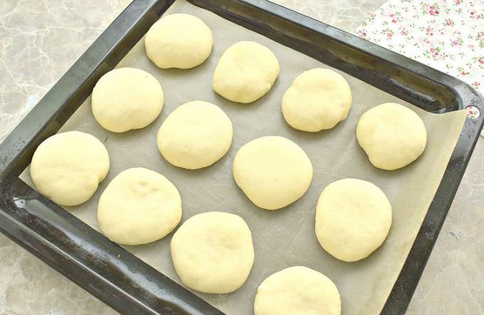 Булочки із дріжджового тіста з сиром
