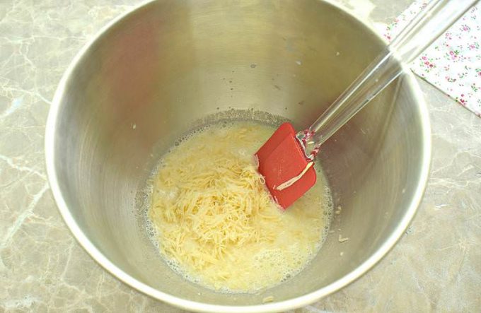 Булочки із дріжджового тіста з сиром