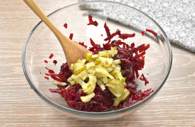 Буряк з огірком, чорносливом та горіхами