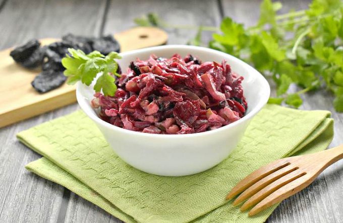 Буряк з огірком, чорносливом та горіхами