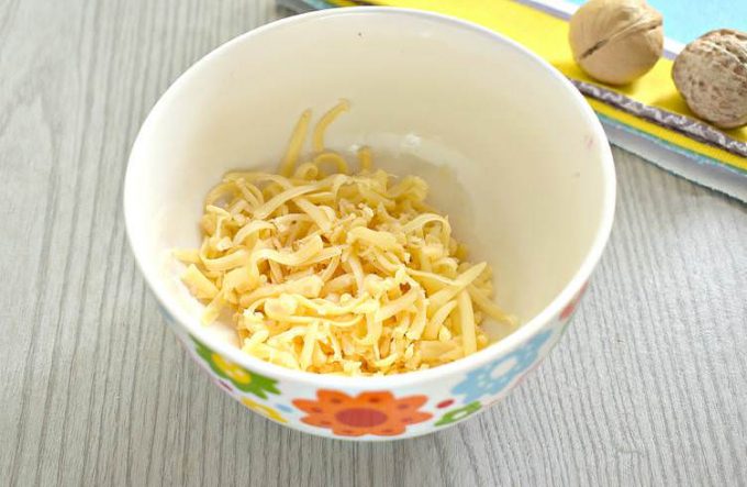 Буряк з сиром та горіхами