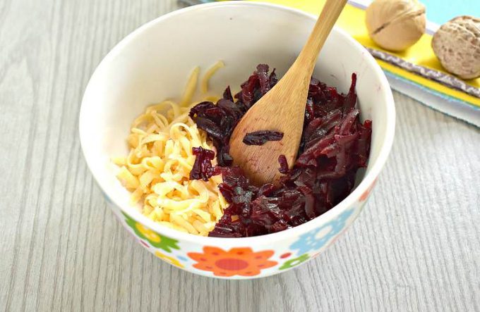 Буряк з сиром та горіхами