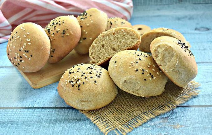 Цільнозернові булочки з кунжутом