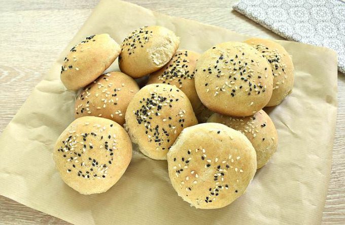 Цільнозернові булочки з кунжутом