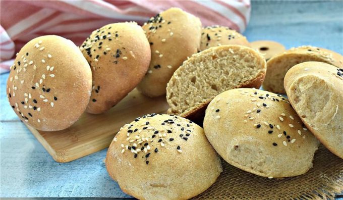 Цільнозернові булочки з кунжутом
