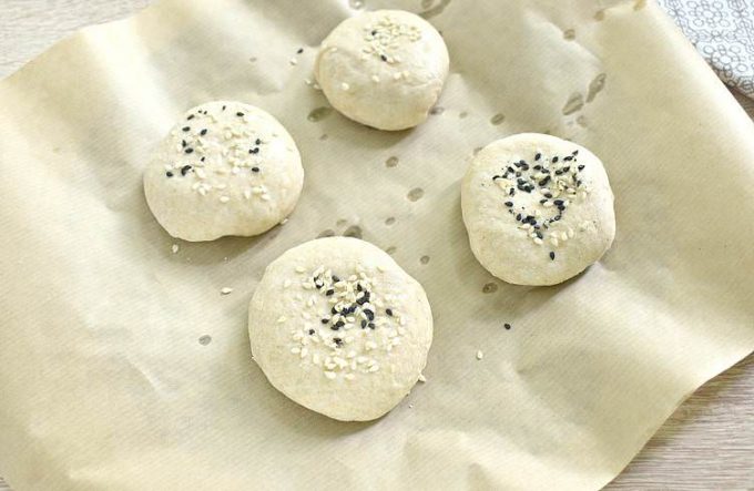 Цільнозернові булочки з кунжутом