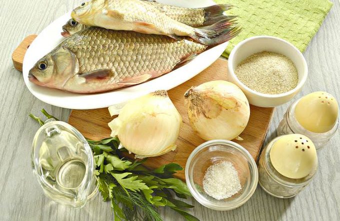 Фарширований карась на сковороді