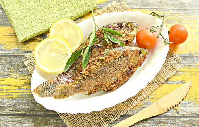 Фарширований карась на сковороді