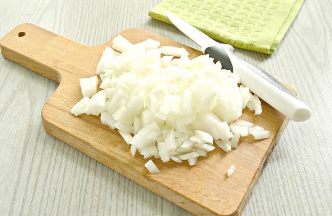 Фарширований карась на сковороді