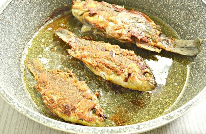 Фарширований карась на сковороді