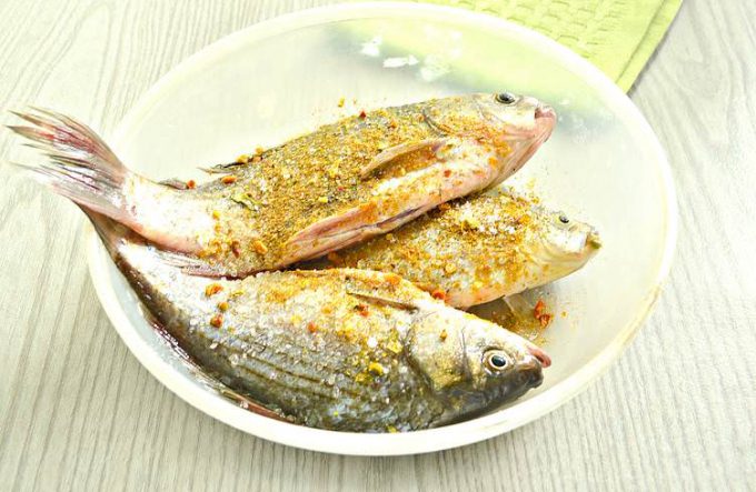 Фарширований карась на сковороді