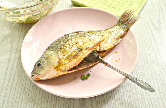 Фарширований карась на сковороді