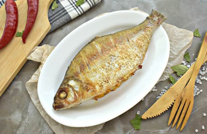 Фарширований лящ цілком на сковороді