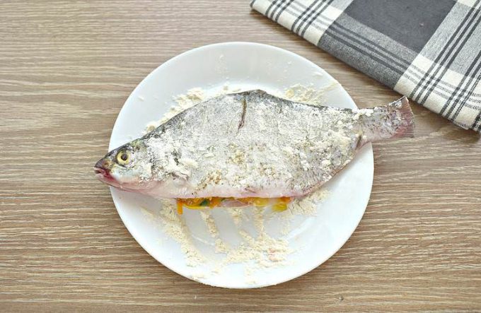 Фарширований лящ цілком на сковороді