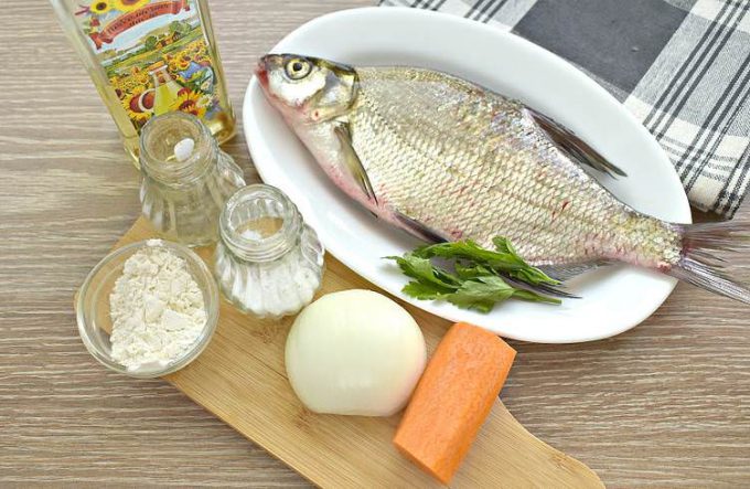 Фарширований лящ цілком на сковороді