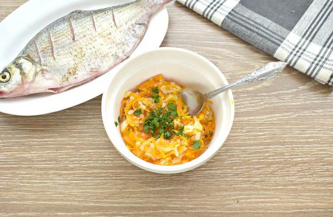 Фарширований лящ цілком на сковороді