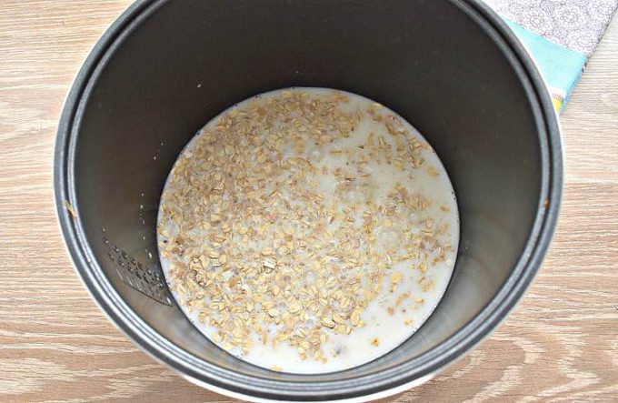 Геркулесова каша на молоці у мультиварці
