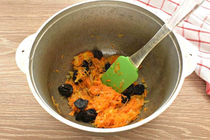 Гречана каша з чорносливом