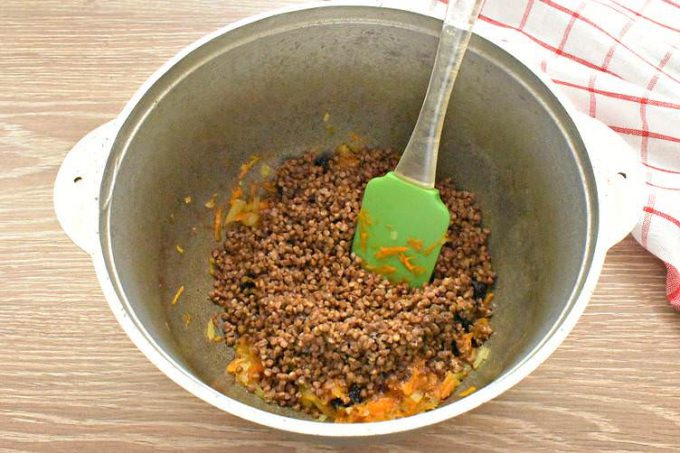 Гречана каша з чорносливом