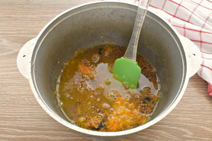 Гречана каша з чорносливом
