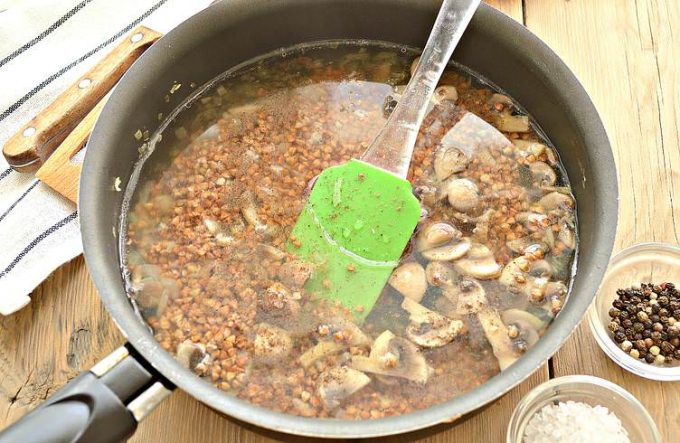 Гречана каша з грибами на сковороді
