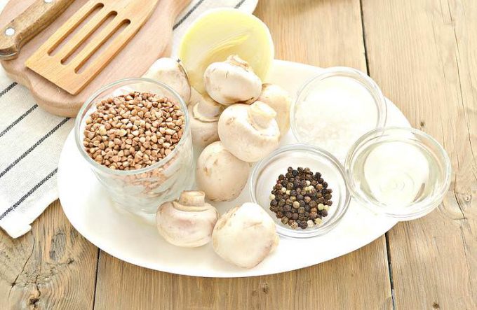 Гречана каша з грибами на сковороді