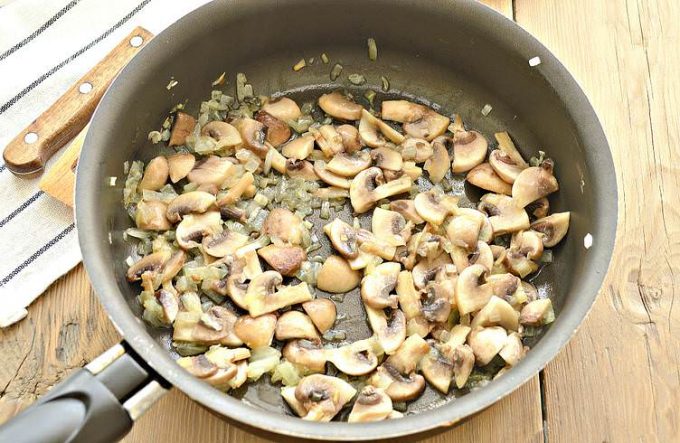 Гречана каша з грибами на сковороді
