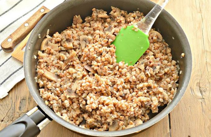 Гречана каша з грибами на сковороді