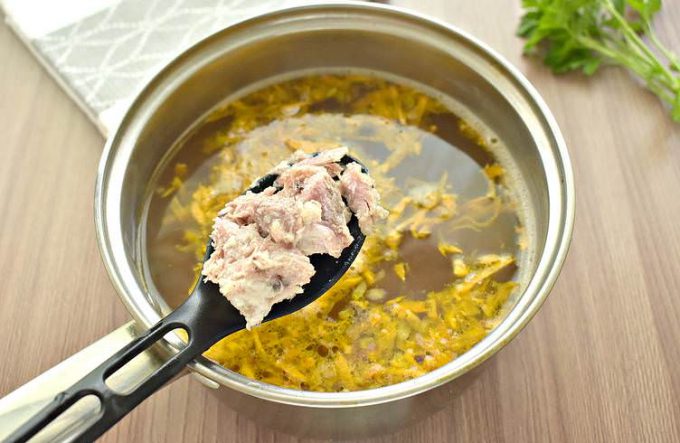 Гречаний суп з тушонкою