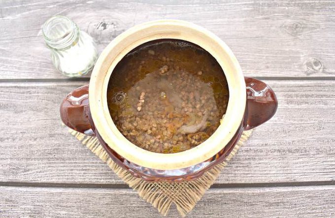 Гречка з фаршем у духовці у горщиках
